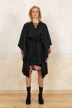 Lade das Bild in den Galerie-Viewer, Pure Wool Cape