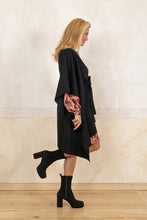 Lade das Bild in den Galerie-Viewer, Pure Wool Cape